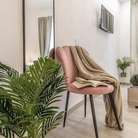 Modern Trastevere Base For Your Adventure